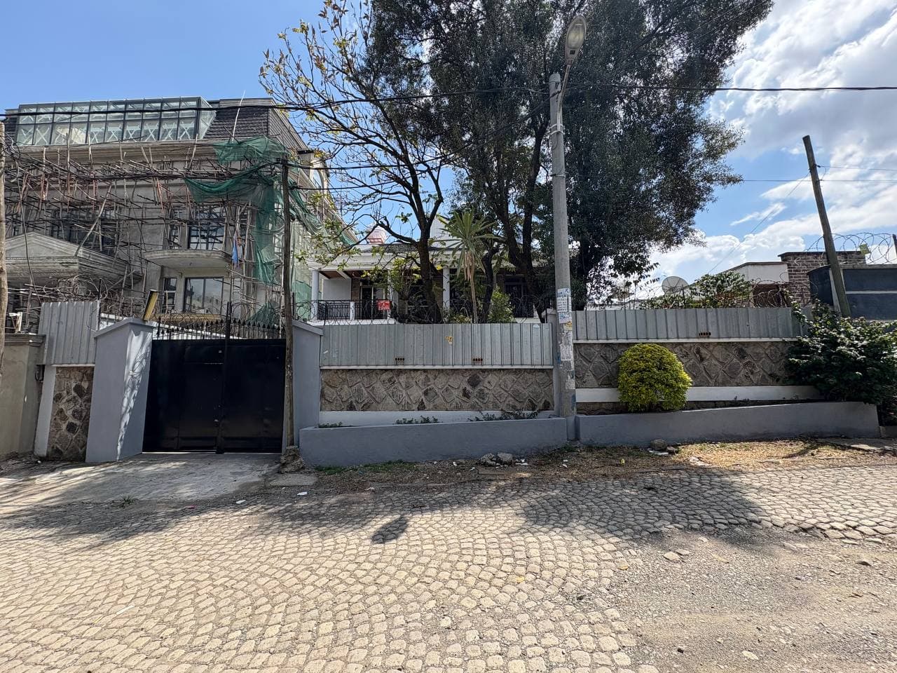 House for rent for Office or Residence near Vatican Embassy, behind Mekaneyesus Church.