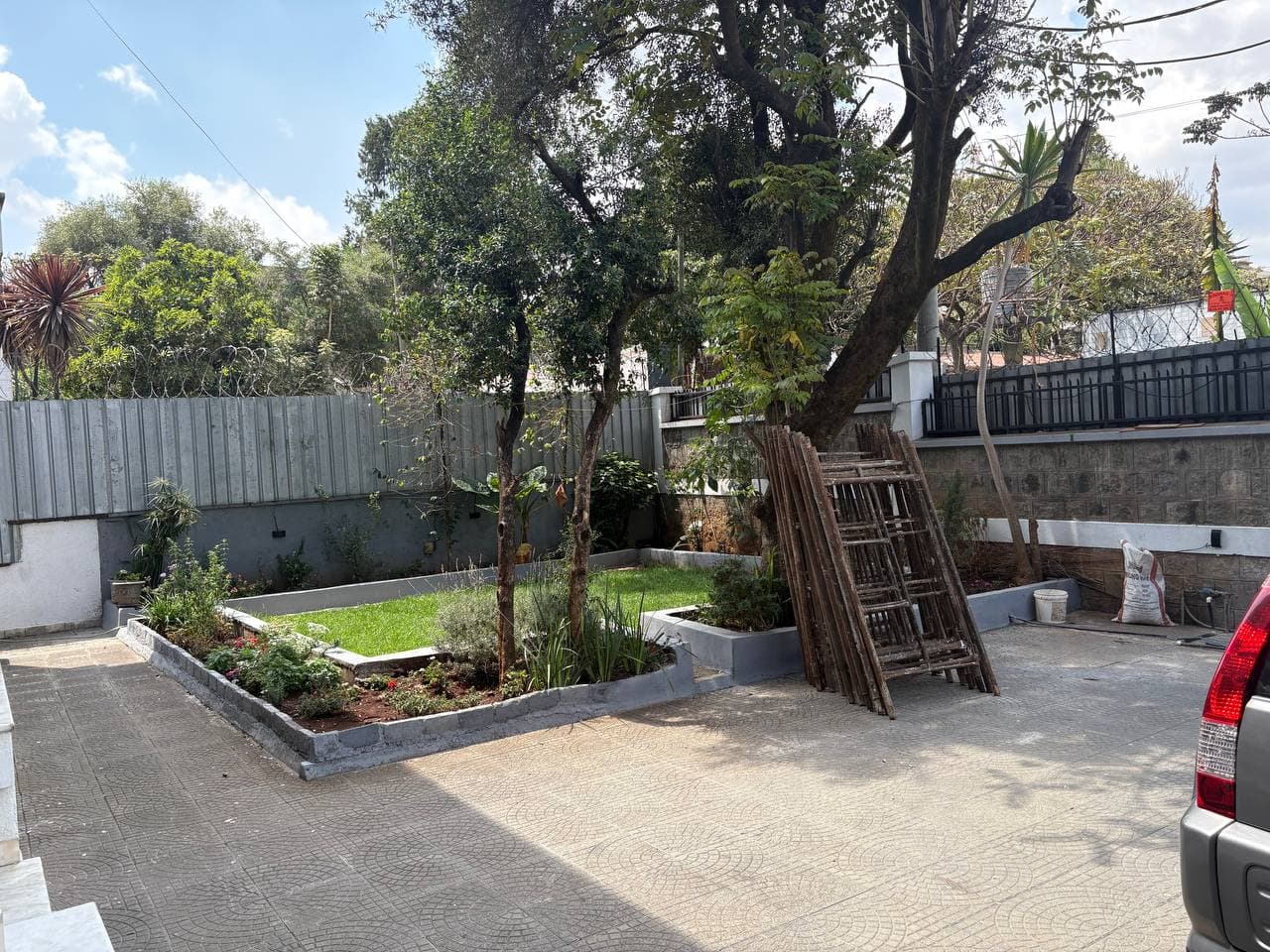 House for rent for Office or Residence near Vatican Embassy, behind Mekaneyesus Church.